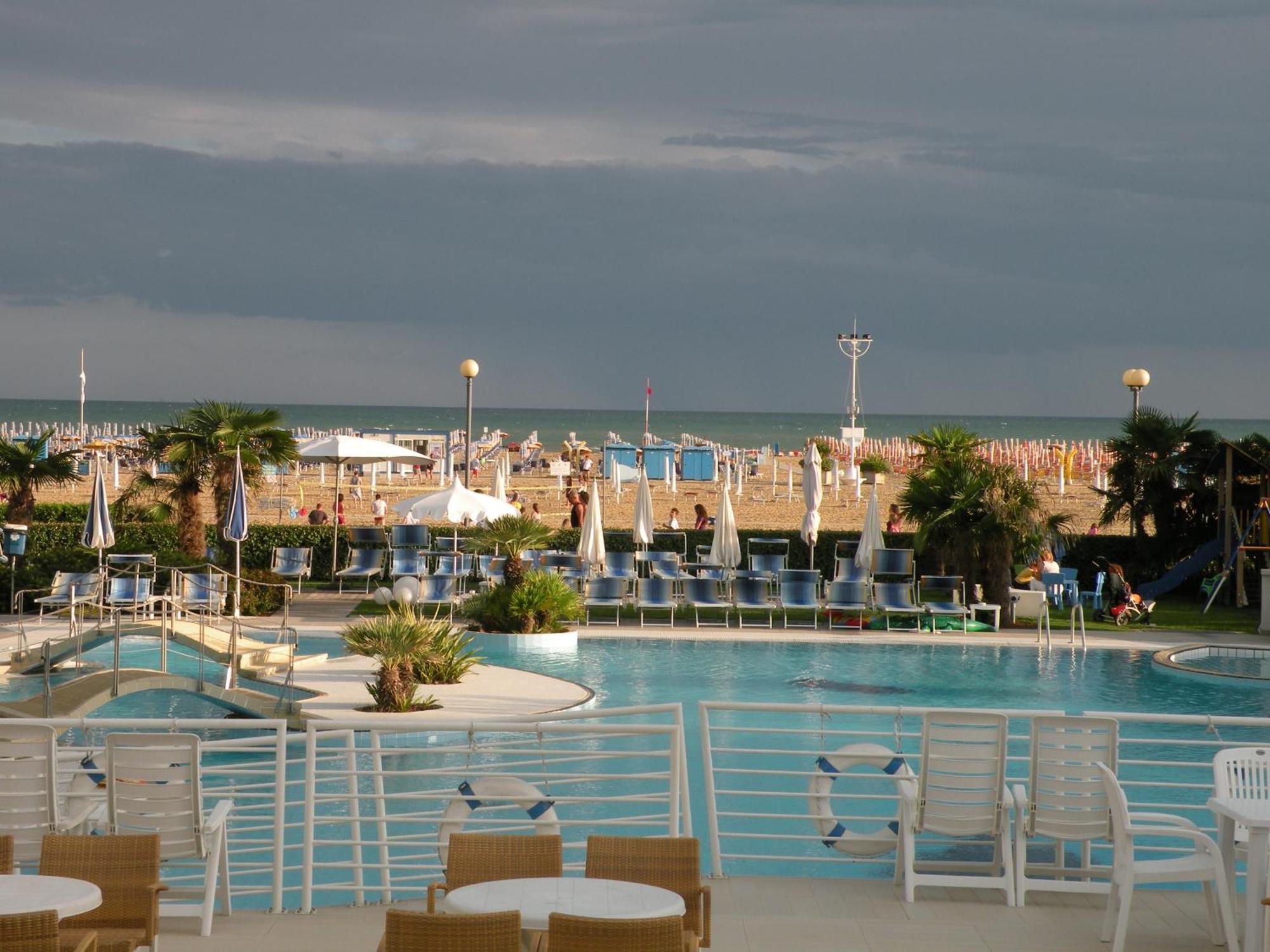 Majestic Beach Hotel & Wellness Бибионе Экстерьер фото