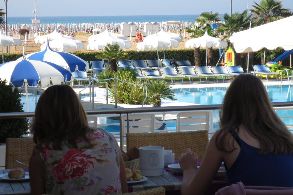 Majestic Beach Hotel & Wellness Бибионе Экстерьер фото