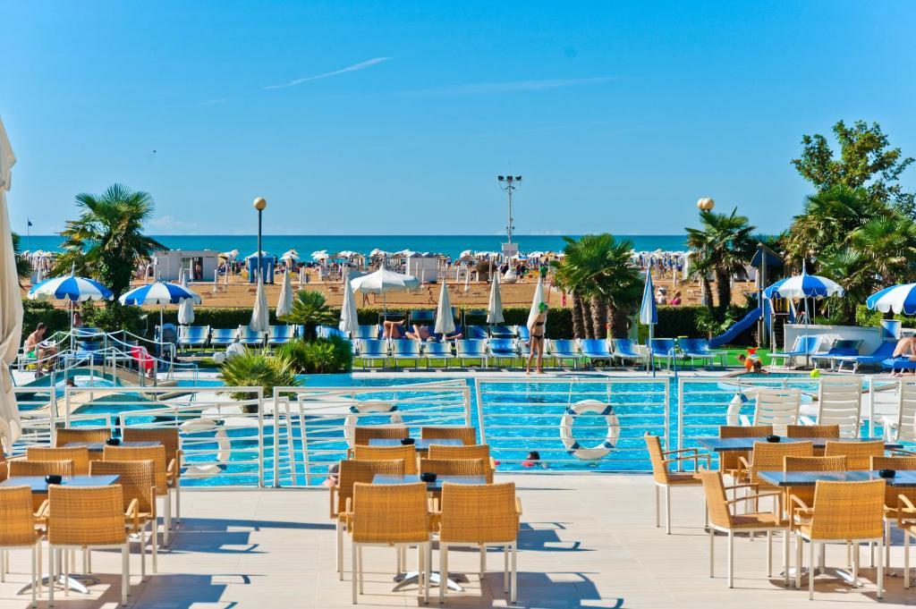 Majestic Beach Hotel & Wellness Бибионе Экстерьер фото